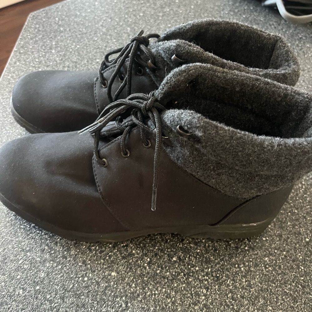 Toe Warmers Trek waterproof Black Ankle Boots with Gray Lining